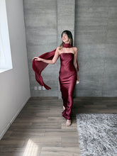 Cargar imagen en el visor de la galería, Sodi - Vestido largo strapless satinado vino

