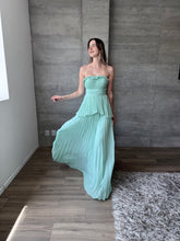 Cargar imagen en el visor de la galería, Palmares - Vestido largo plisado verde menta
