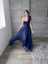 Cargar imagen en el visor de la galería, Minerva - Vestido largo de tul con escarola marino
