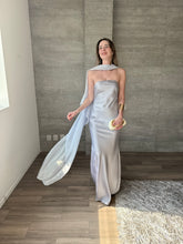Cargar imagen en el visor de la galería, Sodi -  Vestido largo strapless satinado celeste
