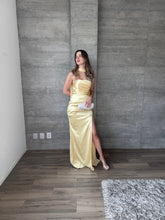 Cargar imagen en el visor de la galería, Marena - Vestido strapless de satín amarillo
