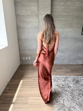 Cargar imagen en el visor de la galería, Lisai - Vestido largo halter satinado terracota
