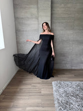 Cargar imagen en el visor de la galería, Venus - Vestido largo strapless con capa negro
