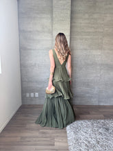 Cargar imagen en el visor de la galería, Juliette  - Vestido largo plisado olivo
