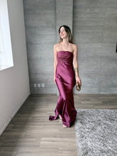 Cargar imagen en el visor de la galería, Caliz - Vestido largode satín ciruela
