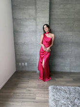 Cargar imagen en el visor de la galería, Romina - Vestido largo satinado color frambuesa
