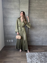 Cargar imagen en el visor de la galería, Clare - Vestido largo com mangas olivo
