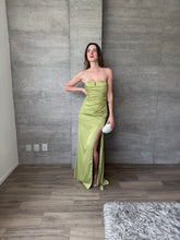 Cargar imagen en el visor de la galería, Clementine - Vestido largo strapless verde

