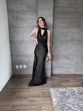 Cargar imagen en el visor de la galería, Piera - Vestido largo satinado negro
