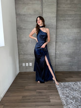 Cargar imagen en el visor de la galería, Mariella - Vestido largo satinado azul marino
