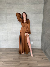 Cargar imagen en el visor de la galería, Clare - Vestido largo con mangas color cobre
