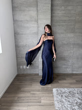 Cargar imagen en el visor de la galería, Sodi - Vestido largo strapless satinado marino
