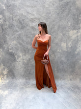 Cargar imagen en el visor de la galería, Barbadillo - Vestido largo de mesh con corset color terracota

