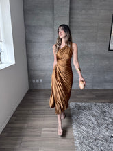 Cargar imagen en el visor de la galería, Nicola - Vestido midi plisado ocre
