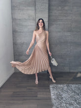 Cargar imagen en el visor de la galería, Nicola - Vestido midi plisado color taupe
