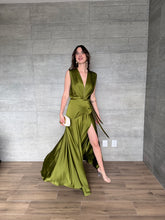 Cargar imagen en el visor de la galería, Nebula - Vestido largo satinado olivo
