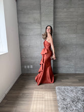 Cargar imagen en el visor de la galería, Odetta - Vestido strapless con olanes terracota
