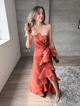 Cargar imagen en el visor de la galería, Odetta - Vestido strapless con olanes terracota
