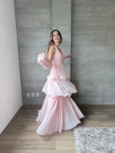 Cargar imagen en el visor de la galería, Juliette - Vestido largo plisado con olanes rosa pastel
