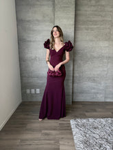 Cargar imagen en el visor de la galería, Marissa - Vestido largo con olanes en hombros color vino
