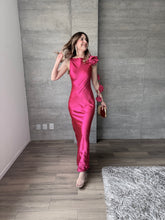 Cargar imagen en el visor de la galería, Francesca - Vestido largo satinado hot pink
