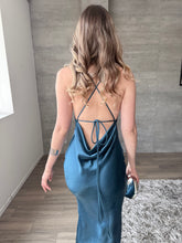 Cargar imagen en el visor de la galería, Lula - Vestido largo de satín verde azulado
