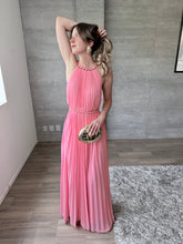 Cargar imagen en el visor de la galería, Guava - Vestido largo plisado rosa
