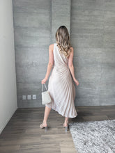 Cargar imagen en el visor de la galería, Nicola - Vestido midi plisado color taupe

