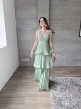 Cargar imagen en el visor de la galería, Juliette - Vestido largo plisado con olanes verde sage
