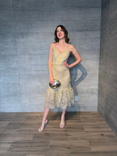 Cargar imagen en el visor de la galería, Ophelia - Vestido midi crochet dorado
