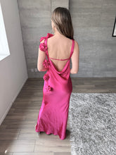 Cargar imagen en el visor de la galería, Francesca - Vestido largo satinado hot pink
