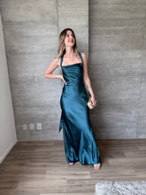 Cargar imagen en el visor de la galería, Masha - Vestido largo satinado verde azulado
