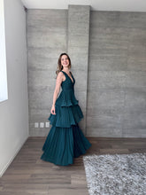 Cargar imagen en el visor de la galería, Juliette - Vestido largo plisado color esmeralda
