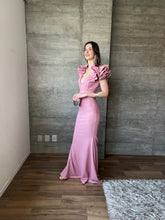 Cargar imagen en el visor de la galería, Marissa - Vestido rosa con olanes
