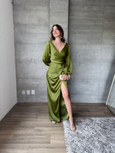 Cargar imagen en el visor de la galería, Cecile - Vestido largo satinado olivo
