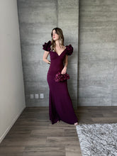 Cargar imagen en el visor de la galería, Marissa - Vestido largo con olanes en hombros color vino
