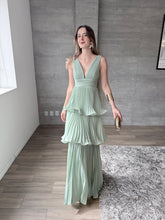 Cargar imagen en el visor de la galería, Juliette - Vestido largo plisado con olanes verde sage
