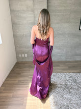Cargar imagen en el visor de la galería, Marena - Vestido strapless de satín morado
