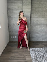 Cargar imagen en el visor de la galería, Renata - Vestido largo satinado vino
