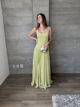 Cargar imagen en el visor de la galería, Prosseco - Vestido largo plisado verde
