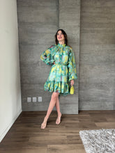 Cargar imagen en el visor de la galería, Caliope - Vestido corto verde multicolor con olanes
