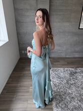 Cargar imagen en el visor de la galería, Caliz - Vestido largo satinado azul claro
