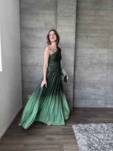 Cargar imagen en el visor de la galería, Donatella - Vestido largo con una manga olivo
