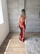 Cargar imagen en el visor de la galería, Lisai - Vestido largo halter satinado terracota
