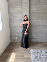 Cargar imagen en el visor de la galería, Zita - Vestido largo de satín negro
