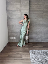 Cargar imagen en el visor de la galería, Francesca - Vestido largo de satín verde polvo
