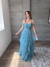 Cargar imagen en el visor de la galería, Ello -  Vestido largo hombros caídos de tul azul claro
