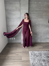 Cargar imagen en el visor de la galería, Andreina - Jumpsuit con capa color ciruela
