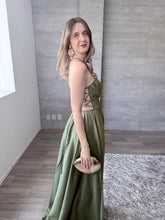 Cargar imagen en el visor de la galería, Mencía - Vestido largo de satín olivo
