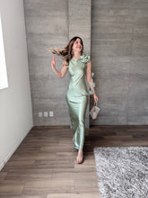 Cargar imagen en el visor de la galería, Francesca - Vestido largo de satín verde polvo
